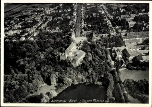 Ak Ballenstedt im Harz, Luftaufnahme von Ballenstedt, Wald, Gebäude, See, Flugzeugperspektive