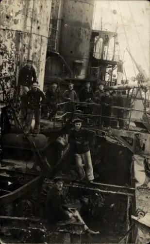 Foto Ak Seeleute, Gruppenfoto, Schiff