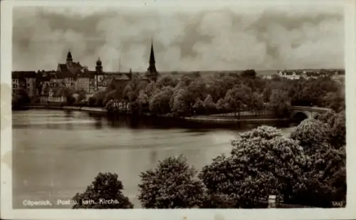 Ak Berlin Köpenick, Blick übers Wasser auf Post und katholische Kirche