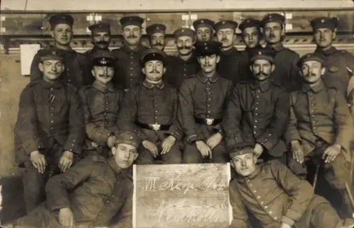 Foto Ak Berlin Neukölln, Deutsche Soldaten in Uniform, Infanterie-Regiment 64
