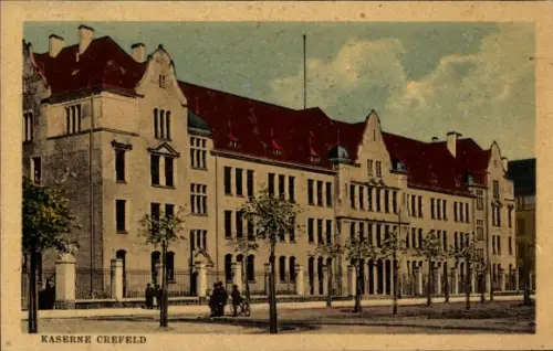Ak Krefeld, Außenansicht der Kaserne, Zaun, Platz
