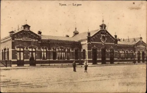 Ak Ypres Westflandern, La Gare, Bahnhof, Vorplatz 