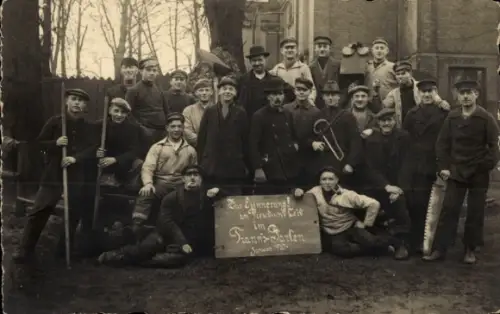 Foto Ak Hamburg Mitte Rothenburgsort, Trauns Garten, Männer, Gruppenbild