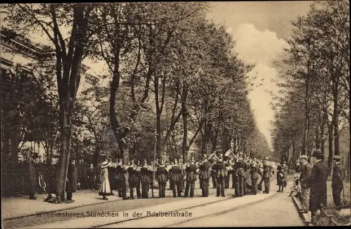Ak Wilhelmshaven an der Nordsee, Ständchen in der Adalbertstraße, Militärkapelle