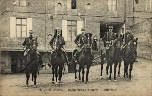 CPA Guise Aisne, Gendarmerie à cheval, Intérieur