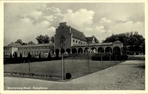 Ak Brandenburg an der Havel, Krematorium mit Bogenarkaden, Rasenfläche, niedriger Metallzaun, Tre