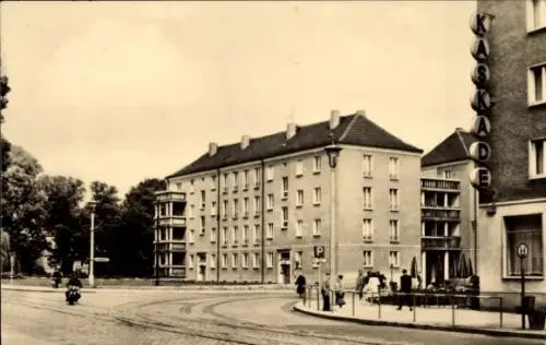 Ak Brandenburg an der Havel, Mehrstöckiges Wohnhaus, Eckbalkone, Straßenbahngleise, Café mit Sonn