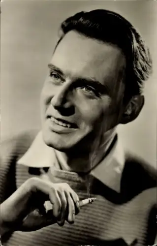 Foto Schauspieler Lothar Blumhagen, Portrait, Zigarette, DEFA