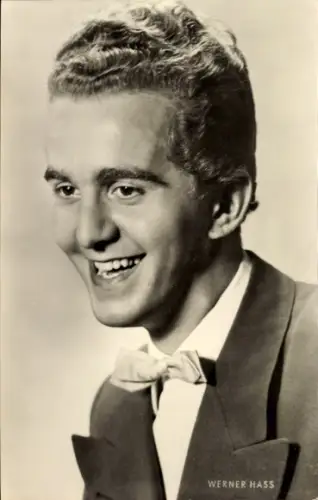 Ak Schauspieler Werner Hass, Portrait, Anzug, Fliege, lachend, Ja da ist alles dran