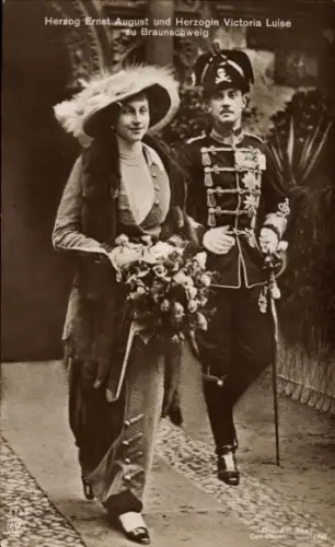Ak Herzog Ernst August und Herzogin Victoria Luise zu Braunschweig, Husarenuniform