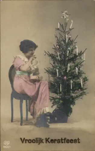 Ak Frohe Weihnachten, Tannenbaum, Frau