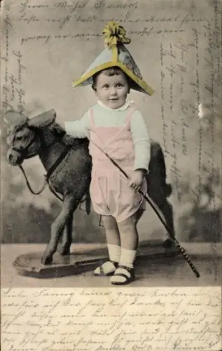 Ak Kind mit Spielzeugpferd, Portrait