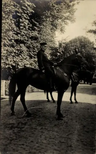Foto Ak Soldat zu Pferd, Uniform
