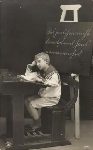 Ak Klassenzimmer, Kind auf der Schulbank, Tafel