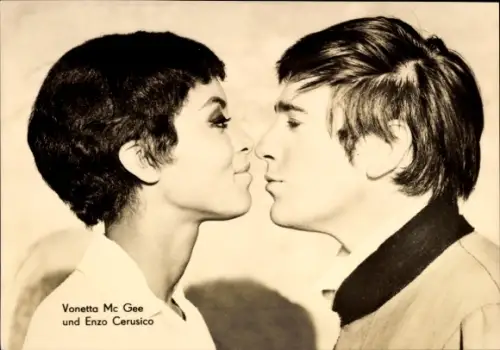Ak Schauspieler Vonetta Mc Gee und Enzo Cerusico, Portrait, Film Faustina