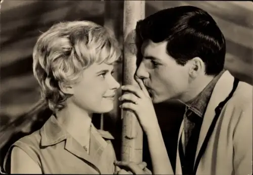 Ak Schauspielerin Cecilia Esztergalygos, Schauspieler Jess Conrad, Portrait, Das goldene Haupt
