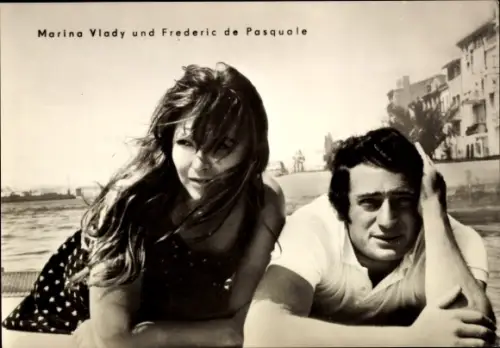 Ak Schauspieler Marina Vlady und Frederic de Pasquale, Portrait, Film Junge Frau in Frankreich