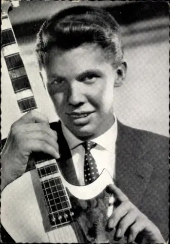Ak Schauspieler und Sänger Peter Kraus, Portrait mit Gitarre