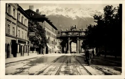 Ak Innsbruck in Tirol,  Triumphpforte, Nordkette, Straßenbahn-Gleise