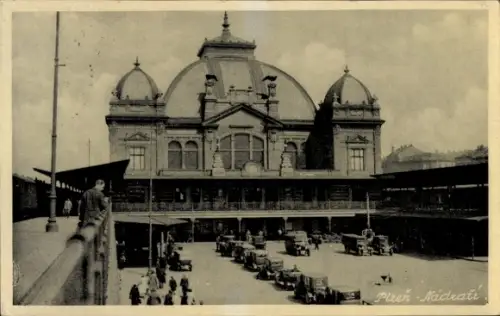 Ak Plzeň Pilsen Stadt, Bahnhof, Straßenseite