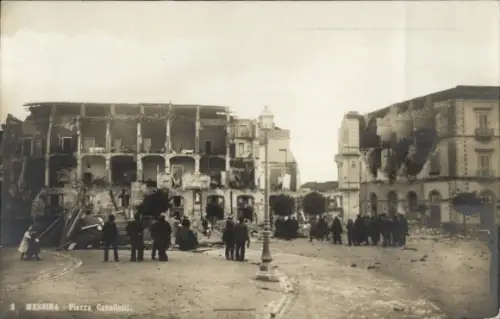 Ak Messina Sizilien, Zerstörte Gebäude, Menschenmenge, Ruinen,  Fotografie, Erdbebenschäden