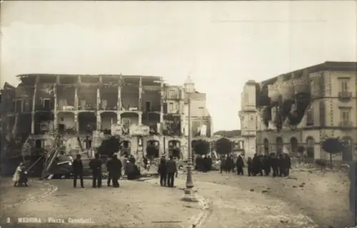 Ak Messina Sizilien, Zerstörte Gebäude, Menschenmenge, Ruinen,  Fotografie, Erdbebenschäden