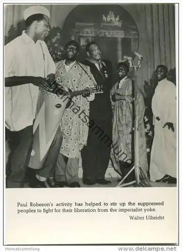 Paul Robeson tanzt spontan den Freiheitstanz mit einer Afrikanischen Amateur Artistengruppe bei einem Festival der Freie