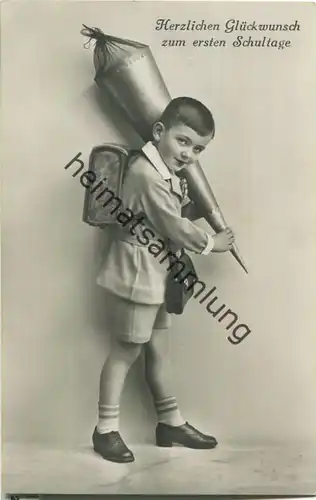Erster Schultag - Junge mit Schultüte