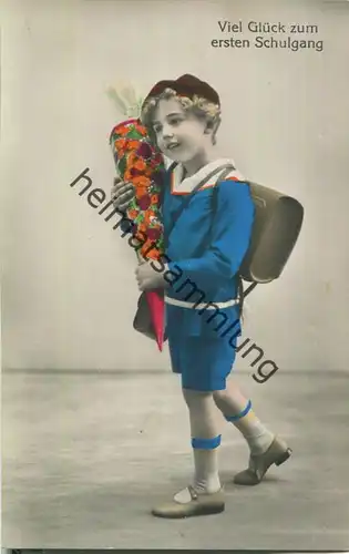 Erster Schulgang - Junge mit Schultüte