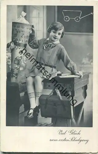 Erster Schulgang - Mädchen mit Schultüte