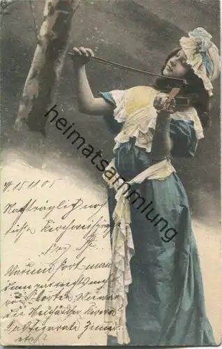 Junge Frau spielt Violine - Künstler-Ansichtskarte