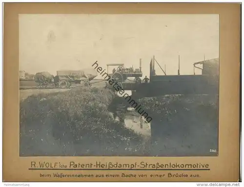 R. Wolf 'sche Patent Heissdampf Strassenlokomotive beim Wassereinnehmen von einer Brücke aus - R. Wolf A.G. Magdeburg-Bu