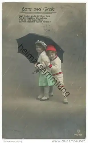 Hans und Grete unter einem Regenschirm - handcoloriert