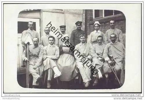 Soldaten im Lazarett - Krankenschwestern - Foto-AK
