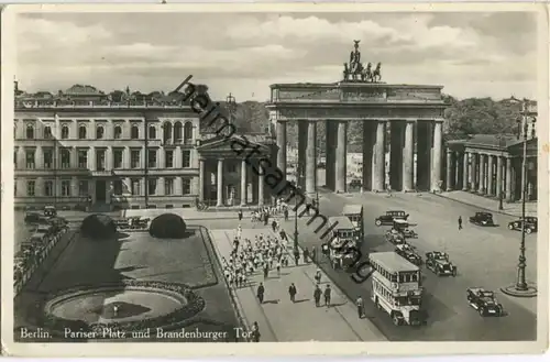 Berlin - Pariser Platz und Brandenburger Tor - Foto-AK - Verlag I. W. B.