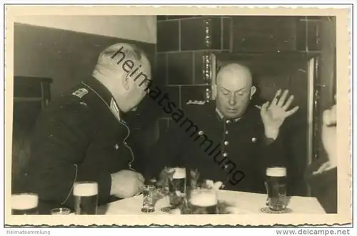 Soldaten beim Bier trinken - Foto-AK