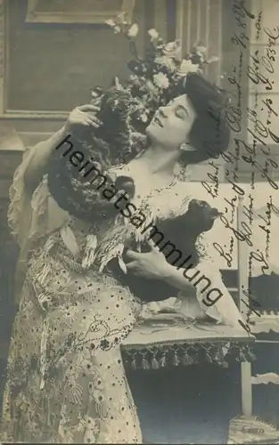 Junge Frau mit Katzen - gel. 1905