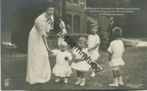 Grossherzogin Alexandra von Mecklenburg-Schwerin mit Erbgroßherzog und den drei Söhnen des Kronprinzenpaares - Photograp