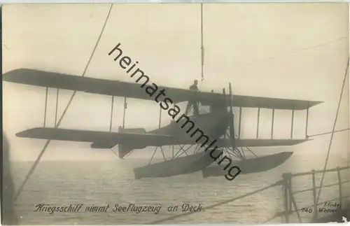 Kriegsschiff nimmt Seeflugzeug an Bord - Foto-Ansichtskarte ca. 1915 - Verlag F. Finke Wilhelmshaven