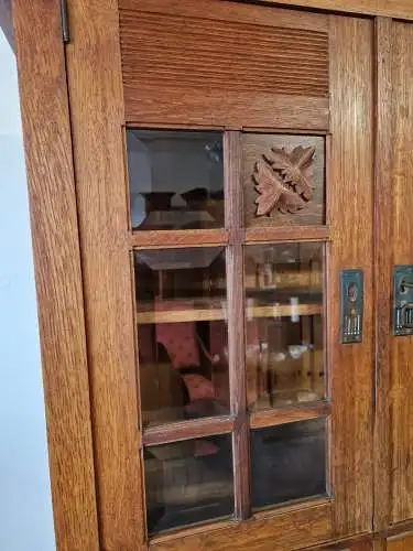 Antikes Jugendstil Buffet aus Eiche – florale Schnitzereien, 19.Jh.