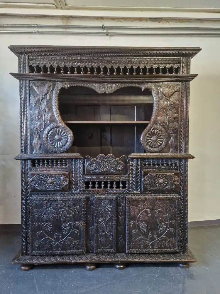 Antiker Buffetschrank Gotik wunderschöne Schnitzereien 17. Jh. 0