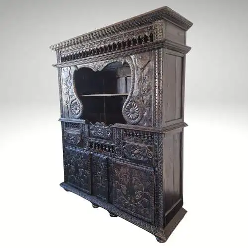 Antiker Buffetschrank Gotik wunderschöne Schnitzereien 17. Jh.