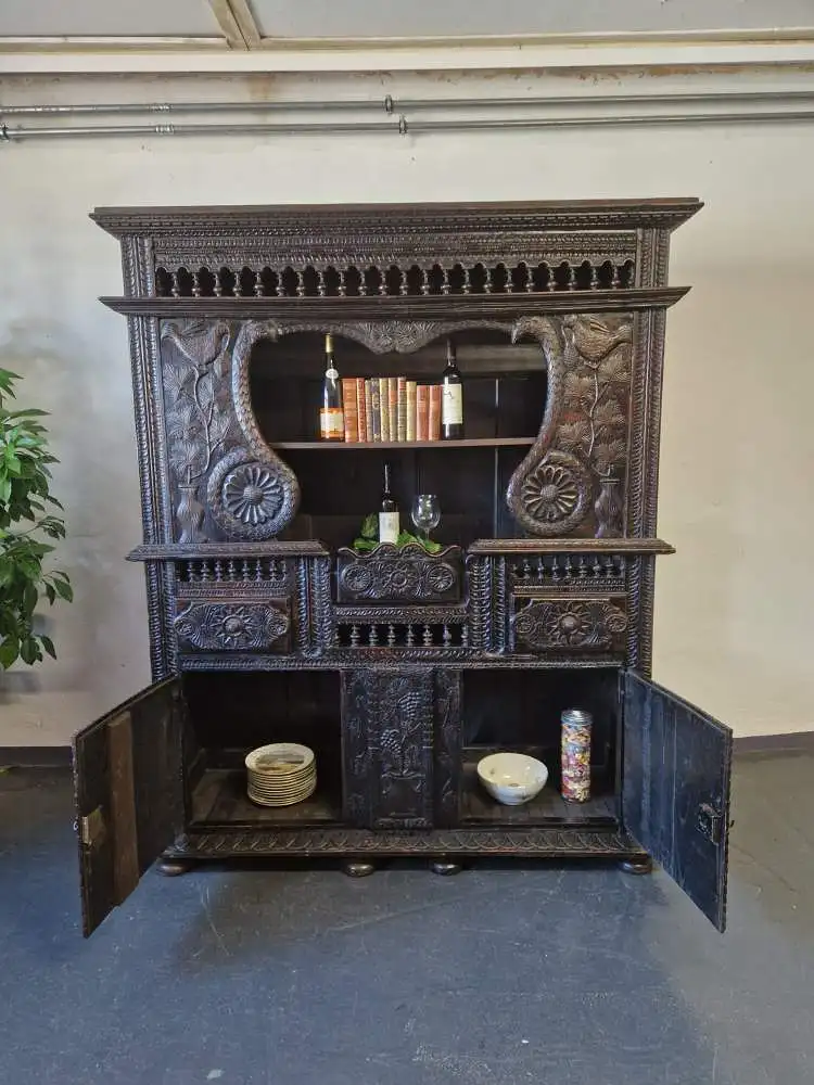 Antiker Buffetschrank Gotik wunderschöne Schnitzereien 17. Jh. 10