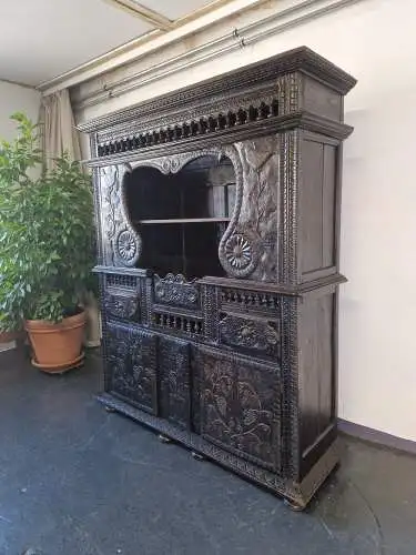 Antiker Buffetschrank Gotik wunderschöne Schnitzereien 17. Jh.