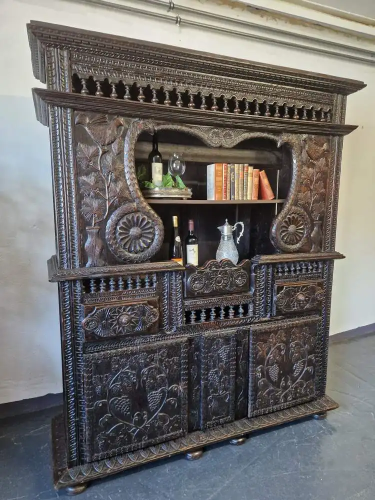 Antiker Buffetschrank Gotik wunderschöne Schnitzereien 17. Jh. 3