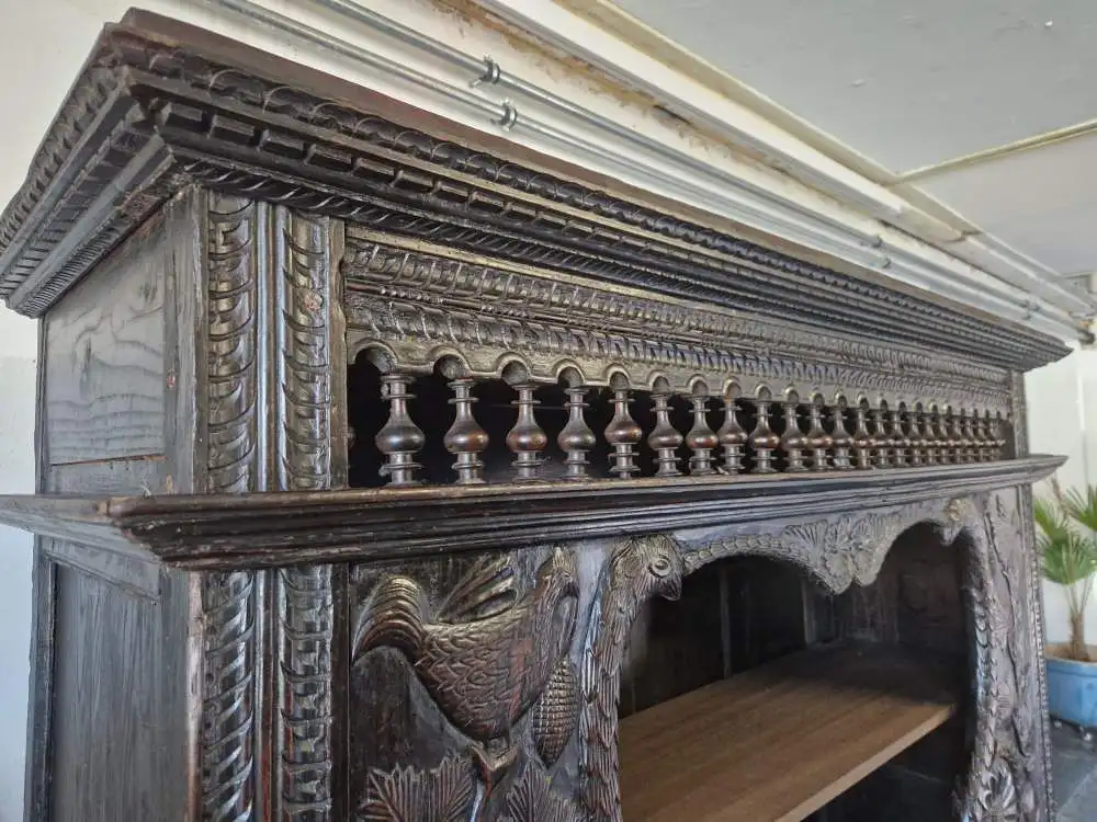 Antiker Buffetschrank Gotik wunderschöne Schnitzereien 17. Jh. 4