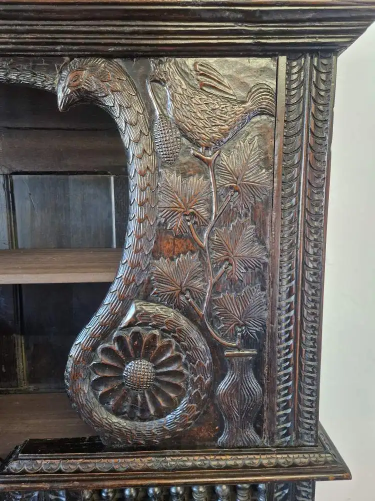 Antiker Buffetschrank Gotik wunderschöne Schnitzereien 17. Jh. 5