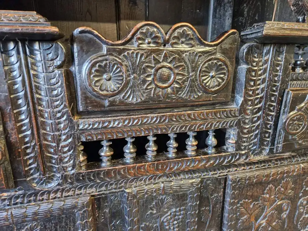 Antiker Buffetschrank Gotik wunderschöne Schnitzereien 17. Jh. 6