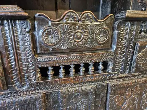 Antiker Buffetschrank Gotik wunderschöne Schnitzereien 17. Jh.