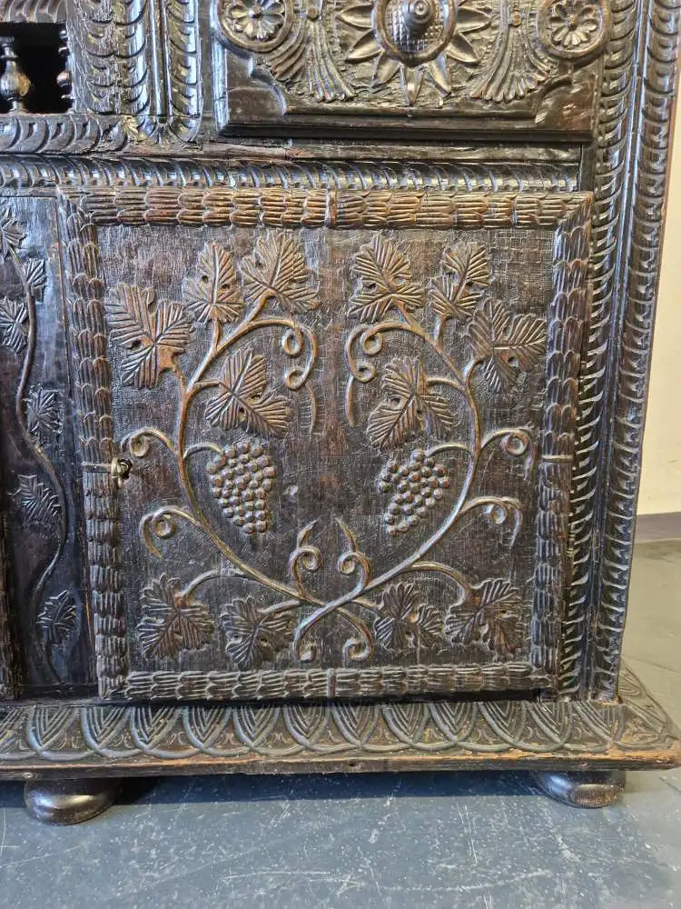 Antiker Buffetschrank Gotik wunderschöne Schnitzereien 17. Jh. 7